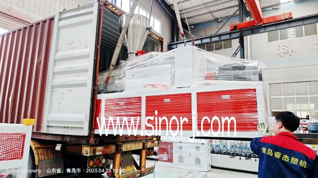 pvc竹木纖維集成墻板生產設備裝柜發(fā)貨中