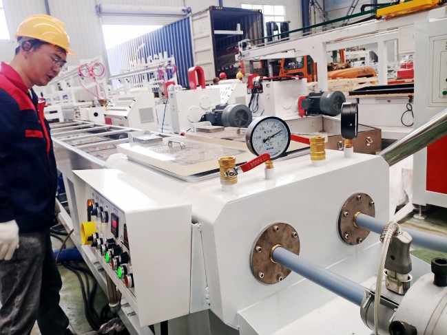 一出二pvc穿線管生產(chǎn)線試機(jī)與pvc仿大理石板生產(chǎn)線裝柜發(fā)貨同時進(jìn)行中。。。。。。