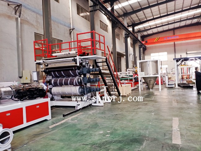 大理石板設(shè)備墻板設(shè)備裝柜進行中，扣板生產(chǎn)線試機進行時