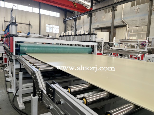 上午試機(jī)2m發(fā)泡板設(shè)備，下午試機(jī)poe床墊生產(chǎn)線，相當(dāng)厲害