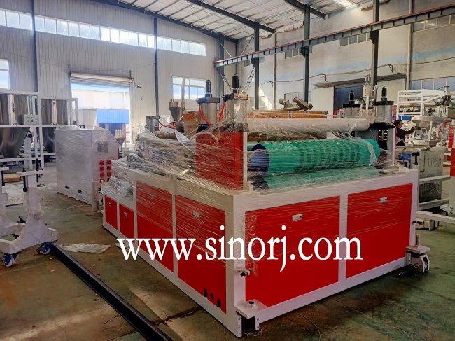 發(fā)往印尼的pvc波浪瓦，T型瓦生產(chǎn)線(xiàn)，大理石uv板生產(chǎn)線(xiàn)開(kāi)始裝柜